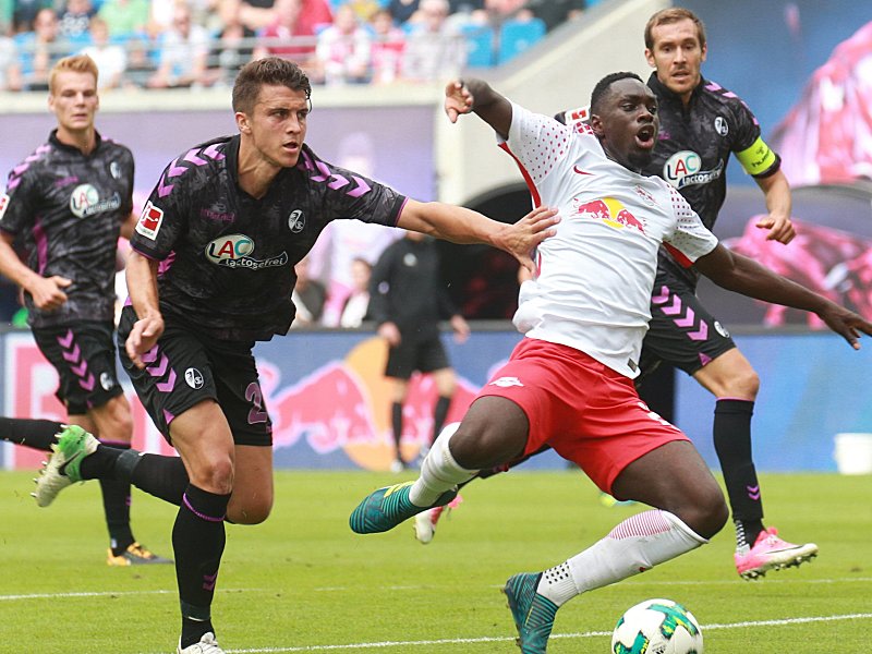 Umstrittene Szene: Marc-Oliver Kempf schubst Jean-Kevin Augustin (re.).