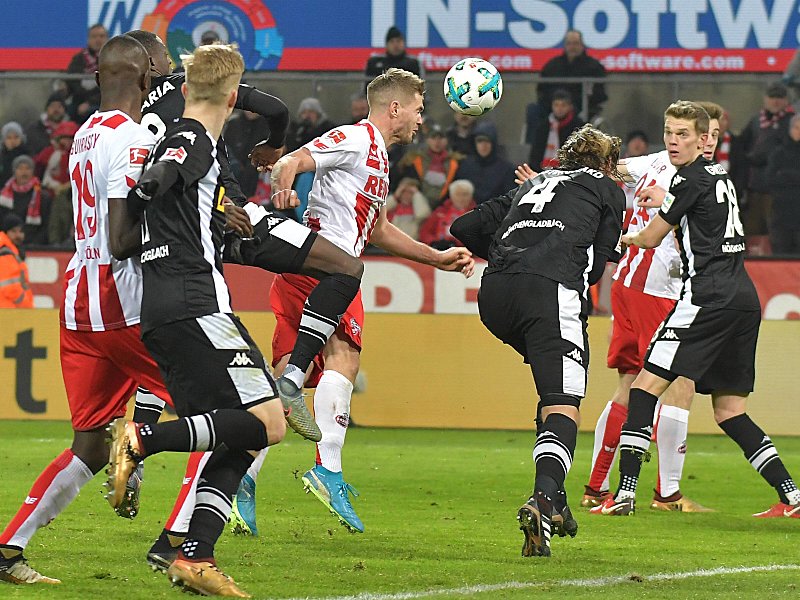 Lucky Punch: Simon Terodde (Mi.) köpft zum 2:1 ein.
