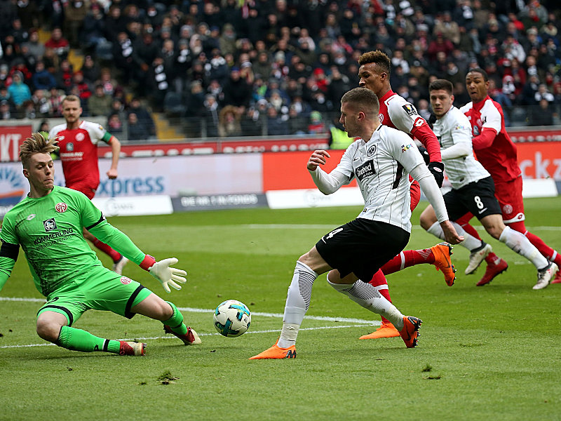Florian Müller (li.), Ante Rebic (Mi.), Luka Jovic (2.v.re.)
