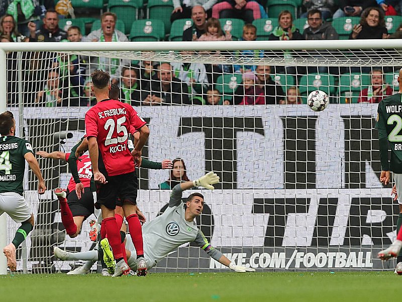 Unsicher vom Punkt, sicher im "Nachschuss": Petersen (2.v.l.) köpft zum 2:0 ein.