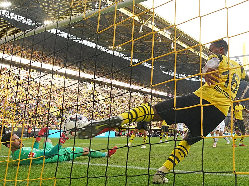 Roman Bürki (li.), Manuel Akanji