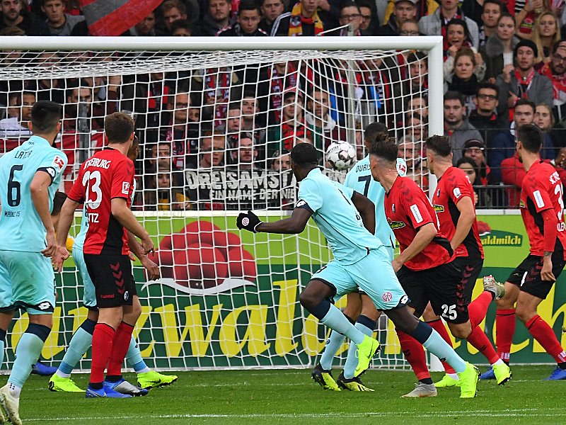 Köpfchen muss man haben: Mainz' Jean-Philippe Mateta (M.) trifft per Kopf zum 2:0.
