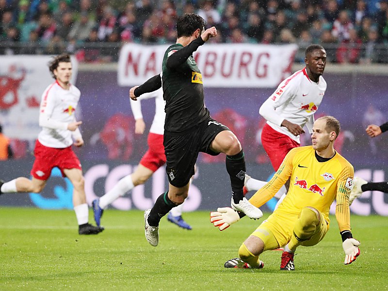 Pariert: Lars Stindl scheitert an RB-Keeper Peter Gulacsi (r.).