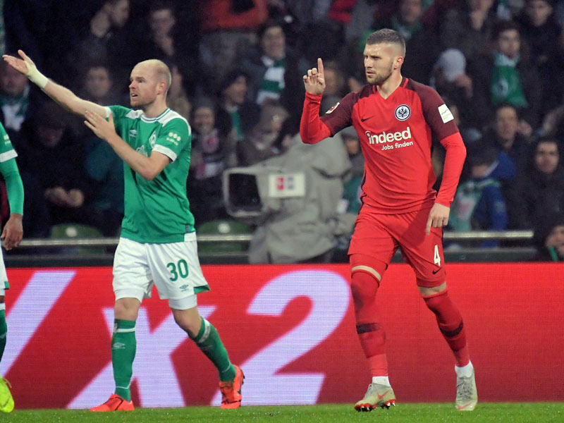 Fingerzeig: Ante Rebic (r.) bejubelt seinen Treffer zum 1:1.
