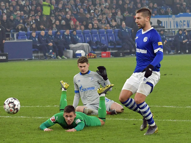Notbremse: S04-Keeper Alexander Nübel nach seinem Foul an dem am Boden liegenden Thorgan Hazard. Matija Nastasic (r.) ahnt nichts Gutes.