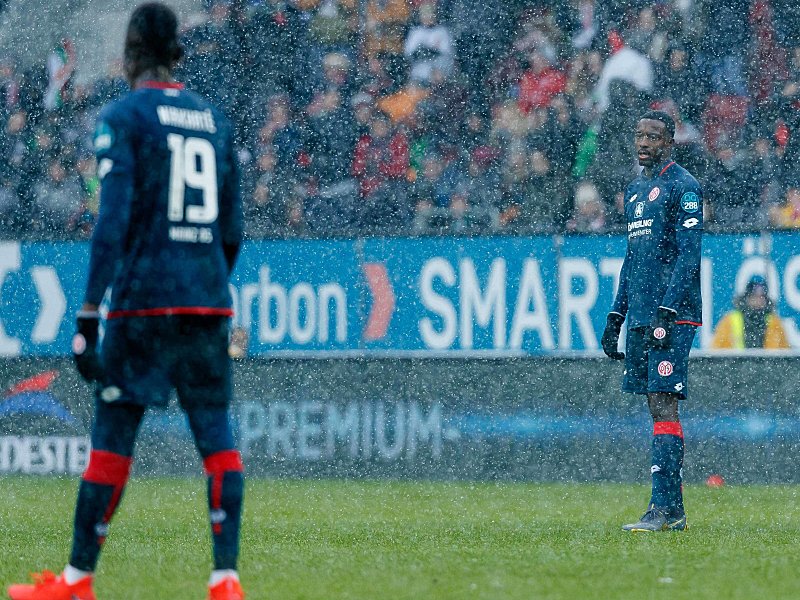 Lange Gesichter: Die Mainzer Moussa Niakhaté und Ridle Baku (r.).