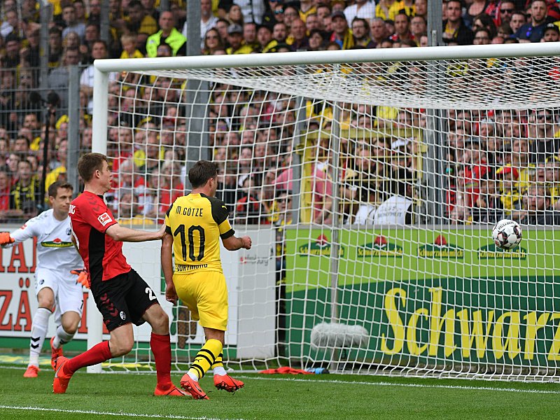 Drin das Ding: Mario Götze (r.) trifft zum 3:0.