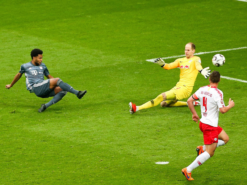 Serge Gnabry taucht vor Leipzigs Torwart Peter Gulacsi auf - bringt den Ball aber nicht im Tor unter.