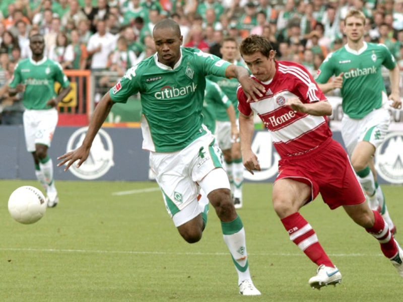 Bremens Naldo gegen den Ex-Bremer Klose