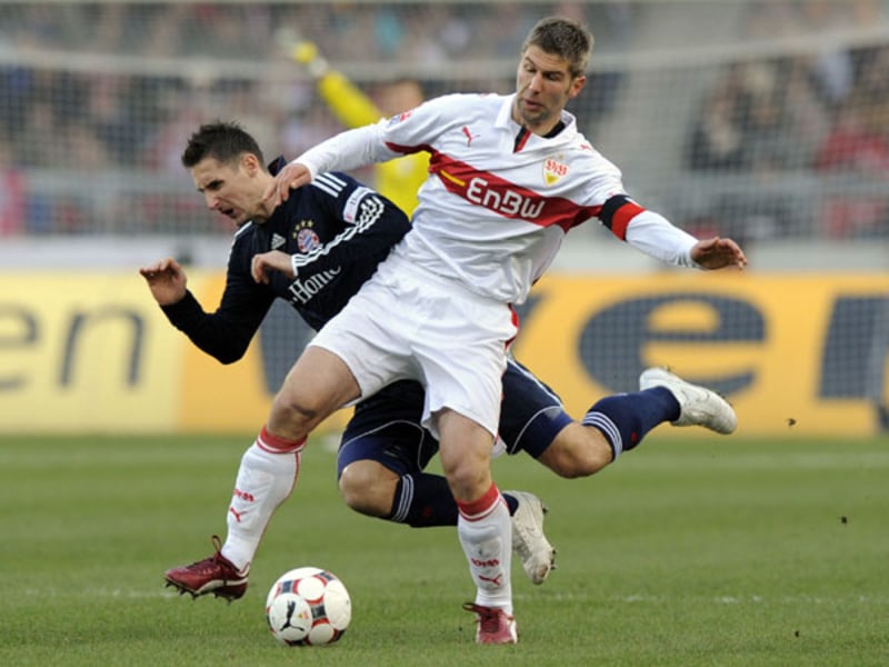 Thomas Hitzlsperger (VfB) bremst Bayerns Miro Klose aus