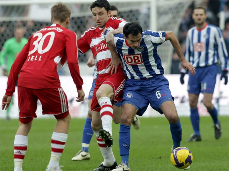 Fußball, Bundesliga: Marko Babic setzt sich gegen Mark van Bommel durch.