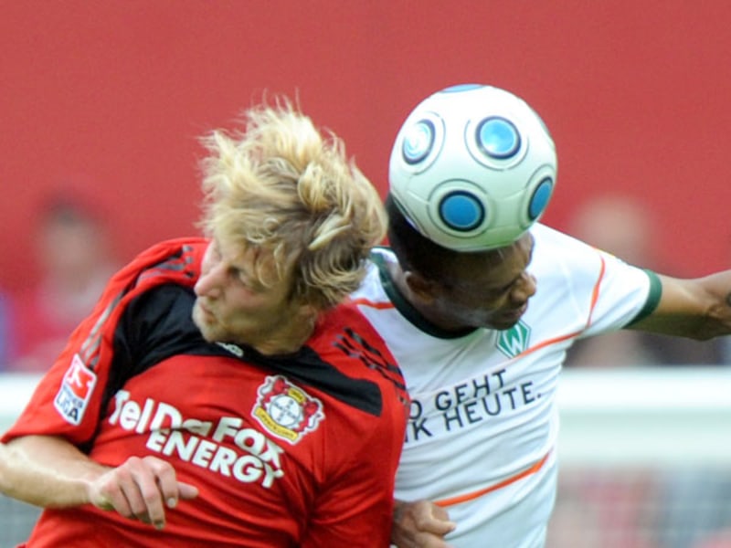 Stefan Kießling und Naldo im Kopfballduell