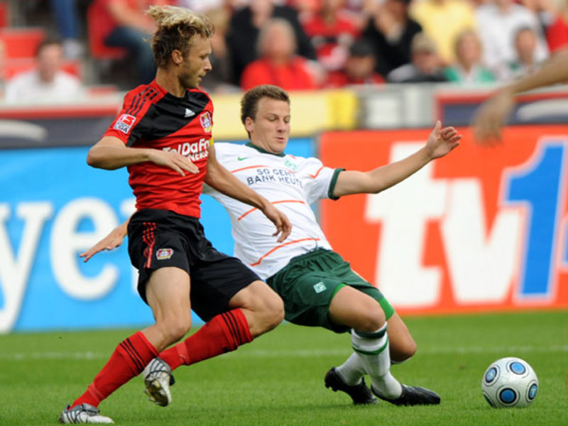 Simon Rolfes und Philipp Bargfrede im Zweikampf