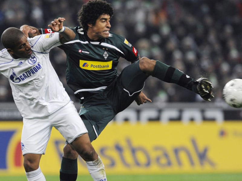 Dante ist vor Farfan am Ball