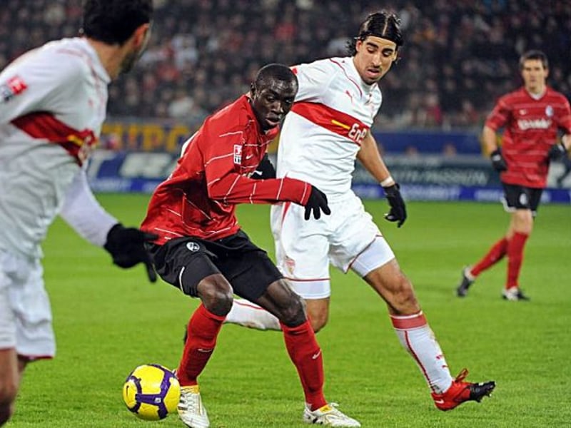 Freiburgs Cissé behauptet den Ball gegen Stuttgarts Khedira.