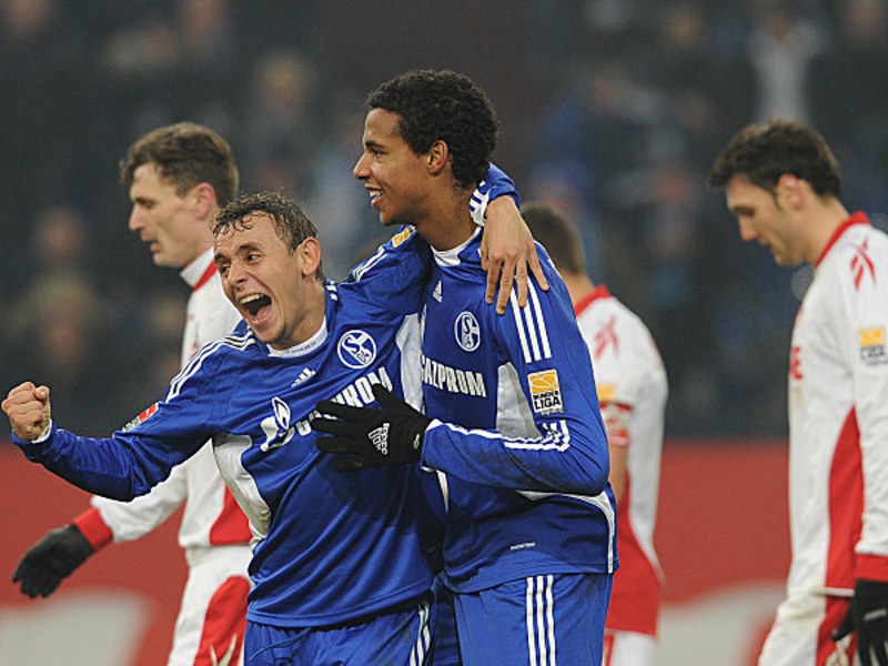 Rafinha freut's, Matip jubelt eher still, während die Kölner Novakovic (li.) und Pezzoni enttäuscht über das 0:1 über den Platz streifen.