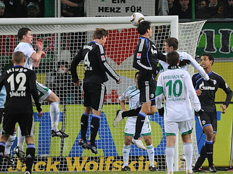 Kuranyi trifft per Kopf zur 1:0-Führung für den FC Schalke.