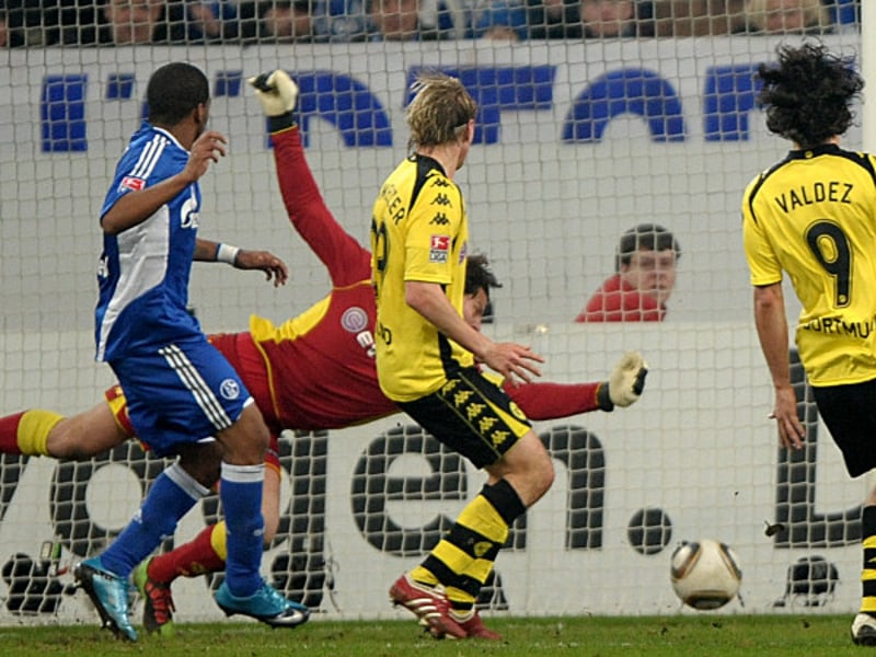 Weidenfeller ist geschlagen.