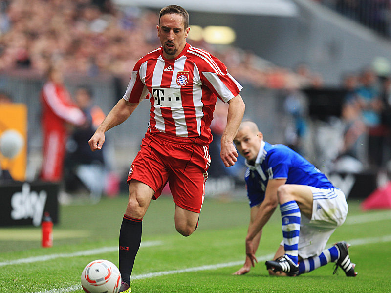 Schalkes Kluge bekommt hier von Bayerns Ribery nur die Hacken zu Gesicht.