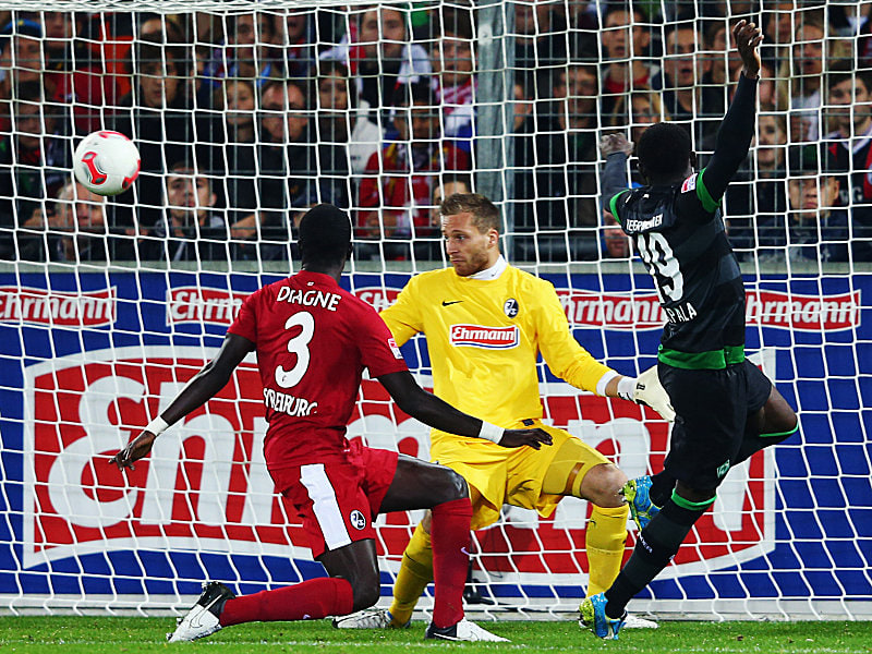 Josef Akpala (re.) überwindet Oliver Baumann zum 1:1