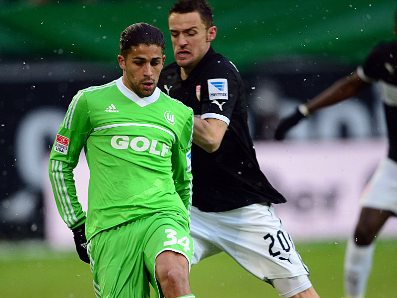 Wolfsburgs Rodriguez wird von Gentner (re.) verfolgt