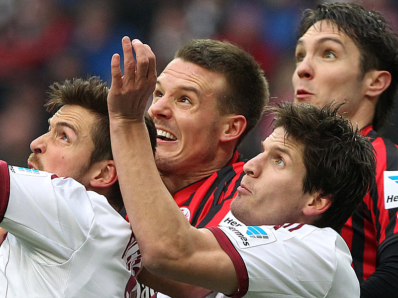 Den Ball im Blick: Nürnbergs Verteidiger Nilsson und Klose und Frankfurts Stürmer Meier sowie Lakic.