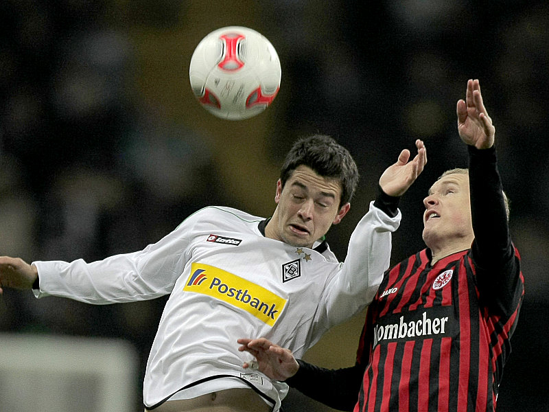 Gladbachs Younes gegen Rode (re.).