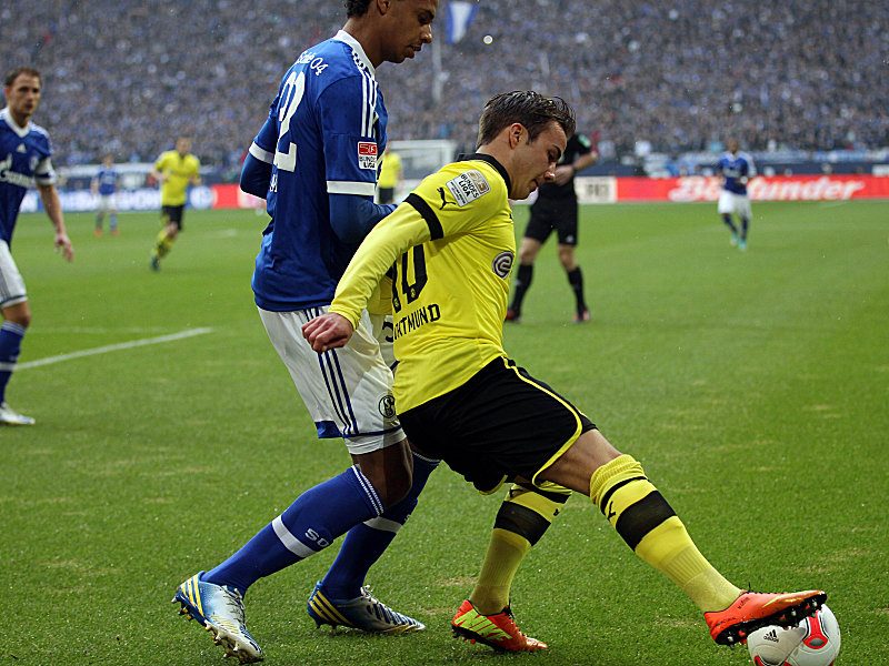 Schalkes Matip im Duell mit Götze (re.)
