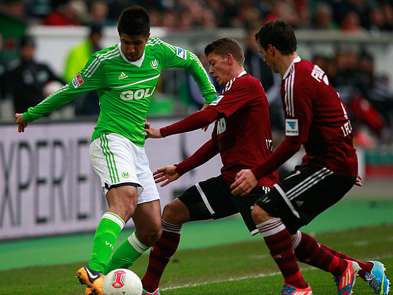 Wolfsburgs Medojevic behauptet sich gegen Frantz und Feulner (v.li.)