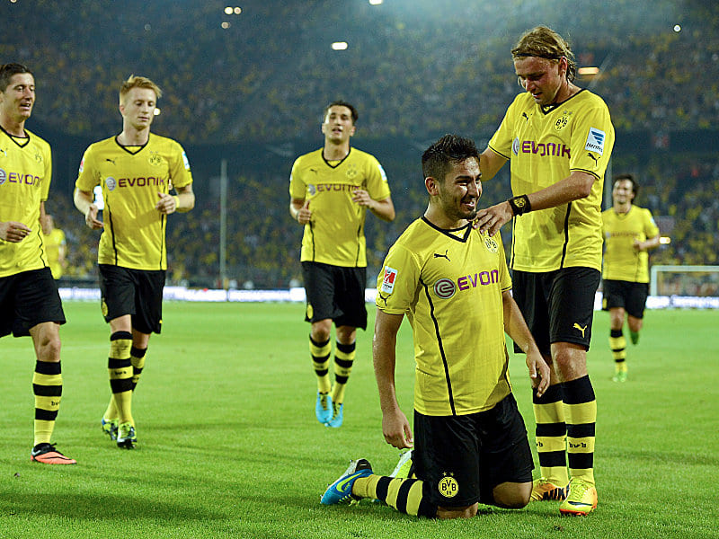 Marcel Schmelzer gratuliert Ilkay Gündogan für seinen tollen Treffer zum zwischenzeitlichen 3:1.