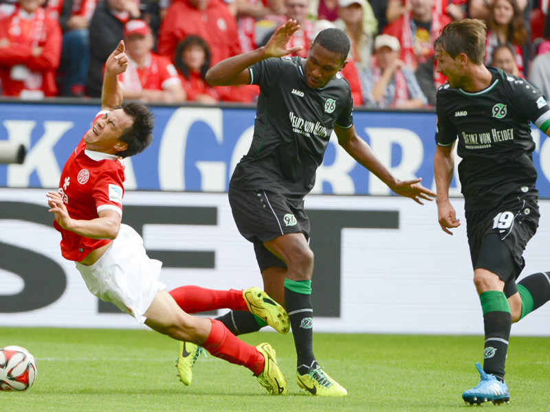 Abflug: Mainz' Okazaki (li.) im Duell mit Marcelo.