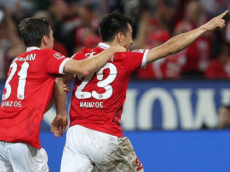 Jonas Hofmann und Torschütze Shinji Okazaki feiern das 1:0.