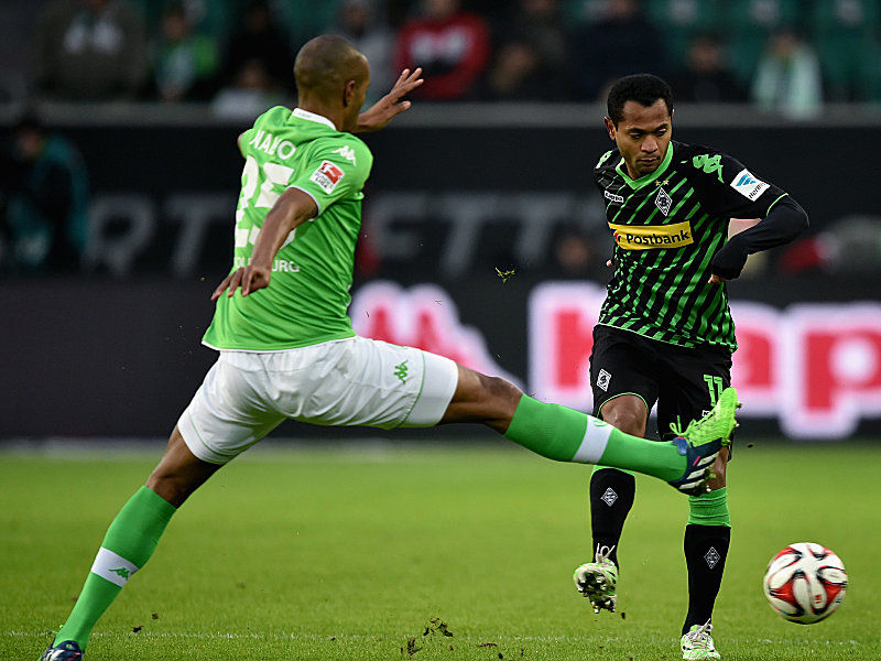 Brasilianisches Duell: Wolfsburg Naldo gegen Raffael (re.).