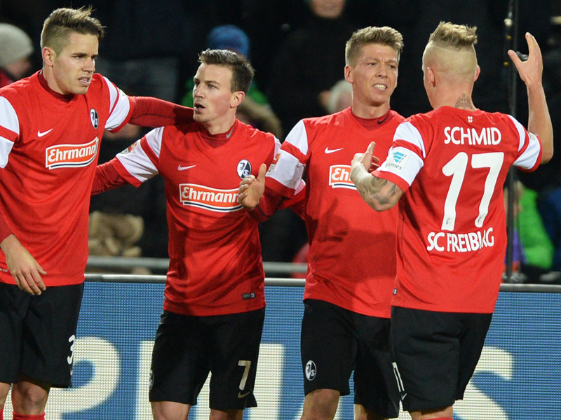 ...auf der Gegenseite kann der Innenverteidiger Frantz (2. v. re.) nicht am 1:0 für Freiburg hindern.