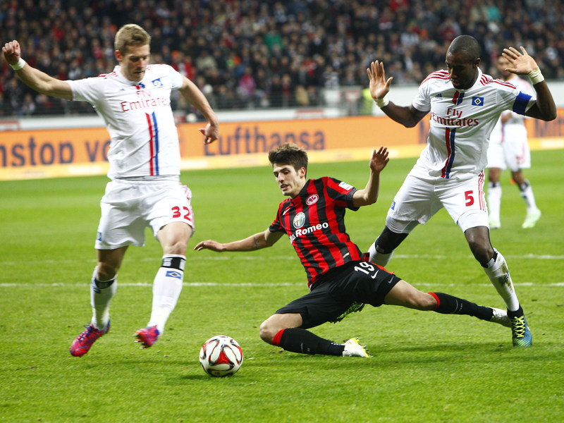 Lucas Piazon kommt gegen Johan Djourou zu Fall.