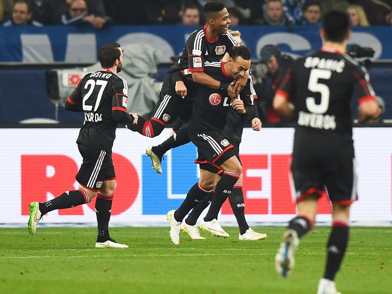 Jubeltraube nach dem 1:0: Karim Bellarabi wird nach seinem Tor von den Kollegen geherzt.