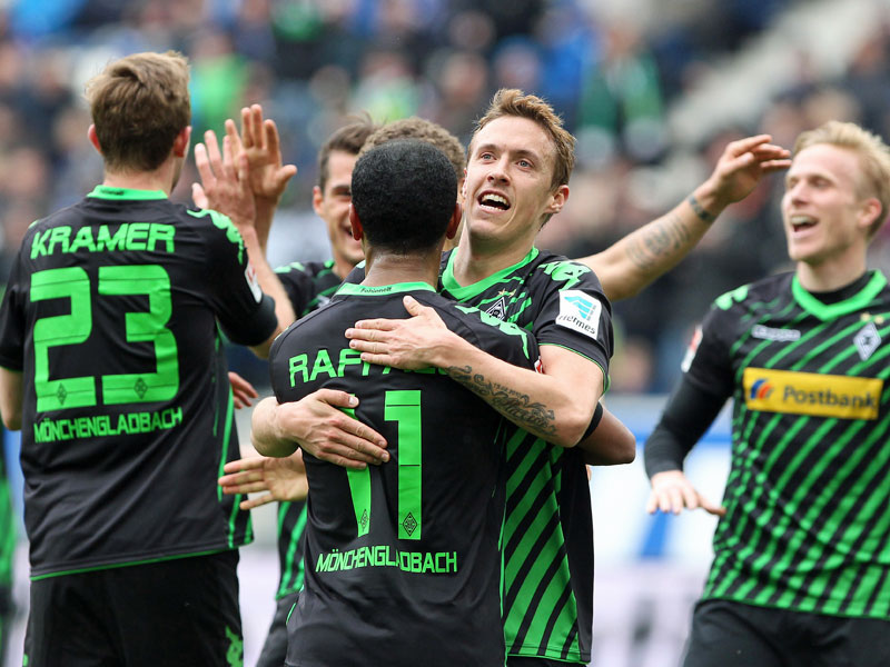 Gladbacher Jubel: Kruse fällt Raffael um den Hals, der Brasilianer hat seinen Pass zum 3:1 verwertet.