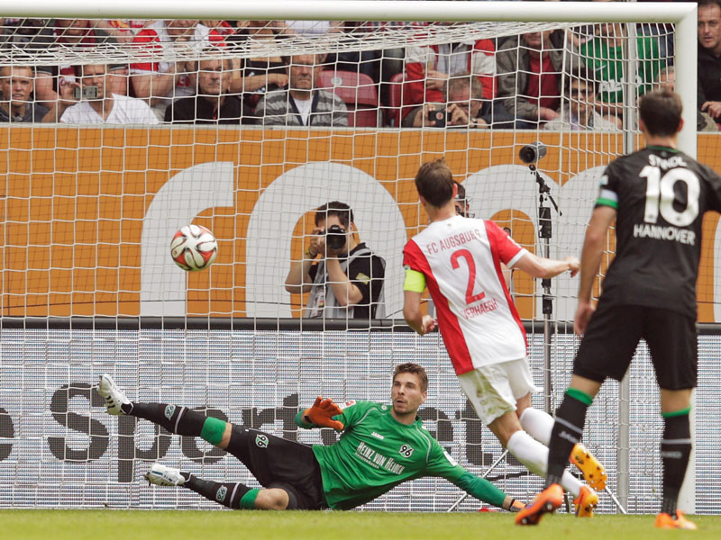 Frech: Verhaegh überwindet Hannovers Keeper Zieler vom Elfmeterpunkt.