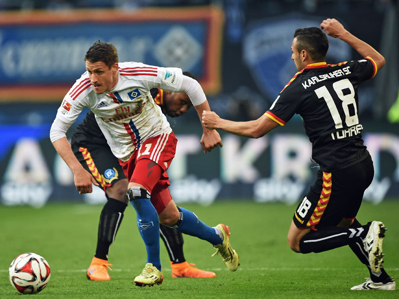 Hamburgs Ilicevic sprintet los, Karlsruhes Torres hat Mühe hinterherzukommen.