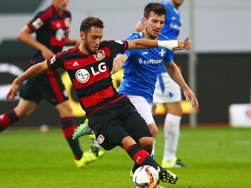 Leverkusens Hakan Calhanoglu (li.) im Zweikampf mit Darmstadts Jerome Gondorf.