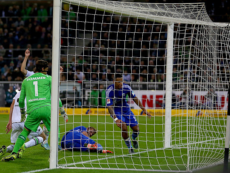 Pechvogel: Gladbachs Andreas Christensen (Mi.) unterläuft das Eigentor zum 1:1.