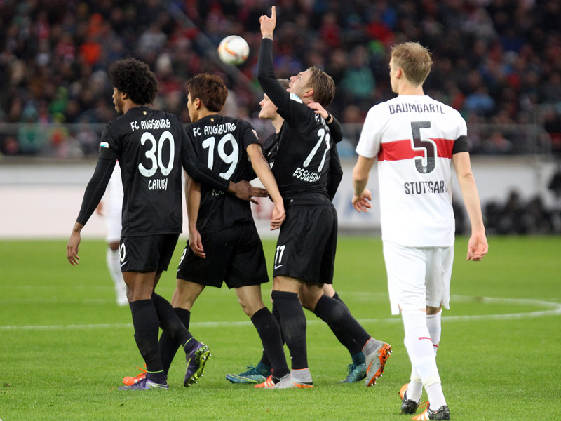 ... und war dann auch am 2:0 direkt beteiligt: Alexander Essweins Schuss fälschte Timo Baumgartl (re.) unhaltbar ab.