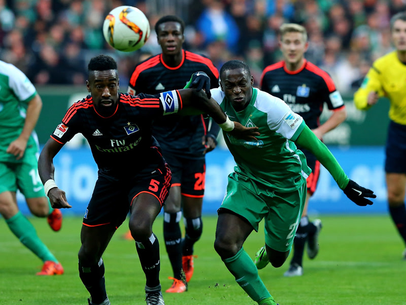 Kampf um den Ball: Hamburgs Johan Djourou (li.) gegen Bremens Anthony Ujah.