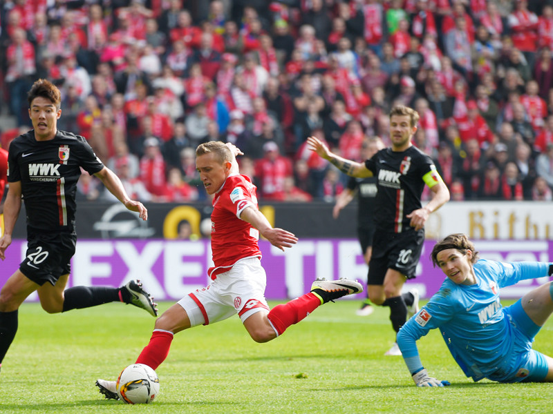 Torschütze Pablo De Blasis (Mitte) trifft, Keeper Marwin Hitz (re.) und Jeong-Ho Hong schauen zu.