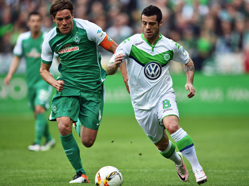 Bremens Clemens Fritz (li.) gegen Wolfsburgs Vieirinha.
