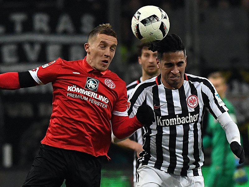 Augen zu und durch: Mainz' Pablo De Blasis gegen Omar Mascarell (re.).