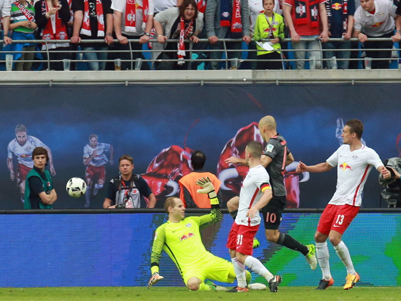 Der Schlusspunkt des Spektakels: Arjen Robben (in grau) trifft in Leipzig zum 5:4.