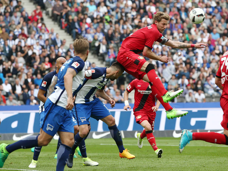 Überlegen: Bayer Leverkusen um Stefan Kießling, hier im Duell mit Vedad Ibisevic (unten), erwies sich für die Hertha als eine Nummer zu groß.