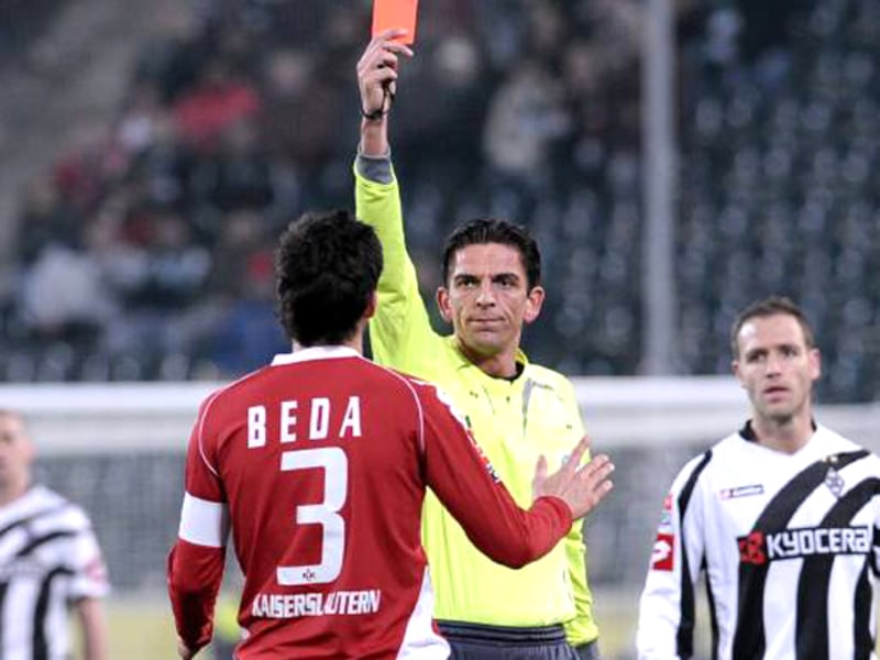 Da hilft kein Reklamieren: Lauterns Beda muss gegen Gladbach vom Platz.