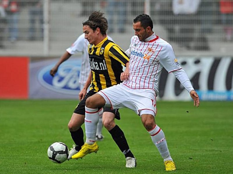Paul Verhaegh gegen Kenan Sahin (re.)